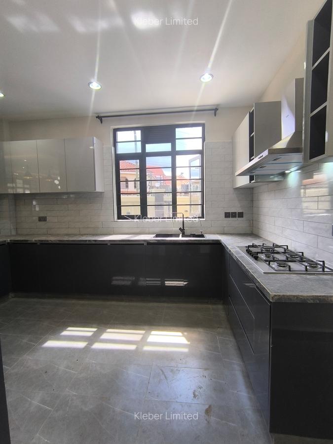 4 Bed House with En Suite at Membley - 4