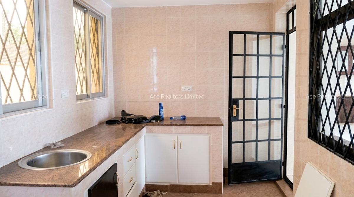 3 Bed Apartment with En Suite at Sports Road - 9