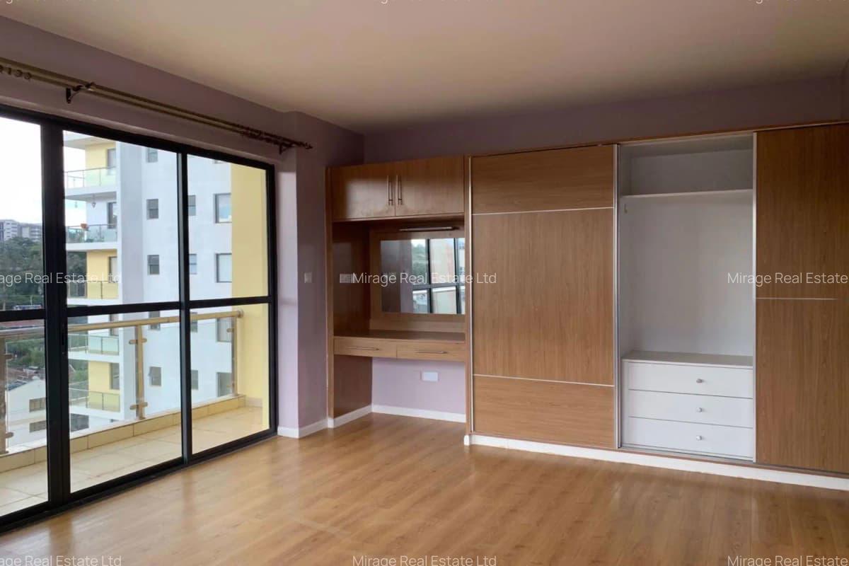 4 Bed Apartment with En Suite in Brookside - 9