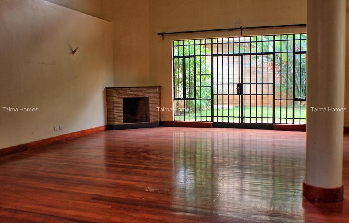 5 Bed Townhouse with En Suite at Off Convent Drive - 2