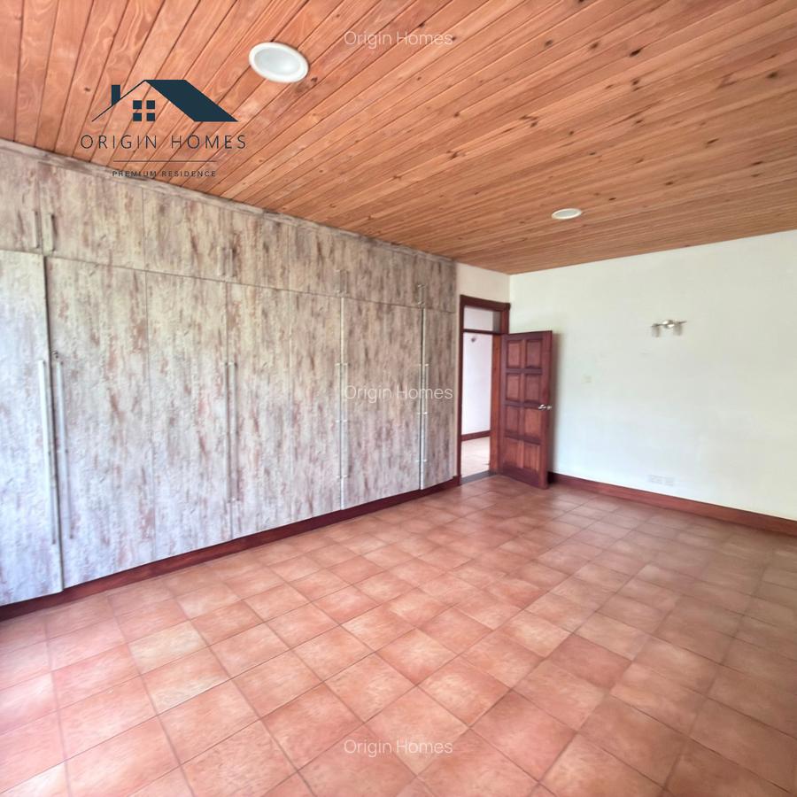 5 Bed House with En Suite at Rosslyn - 11