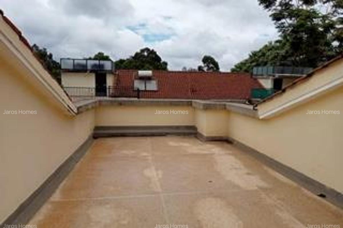 4 Bed Townhouse with En Suite at Grevellea - 6