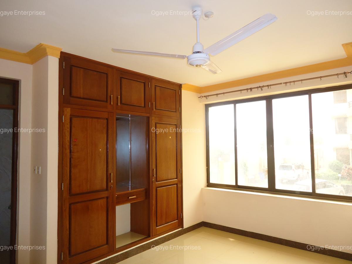 3 Bed Apartment with En Suite at Off Linksroad - 6