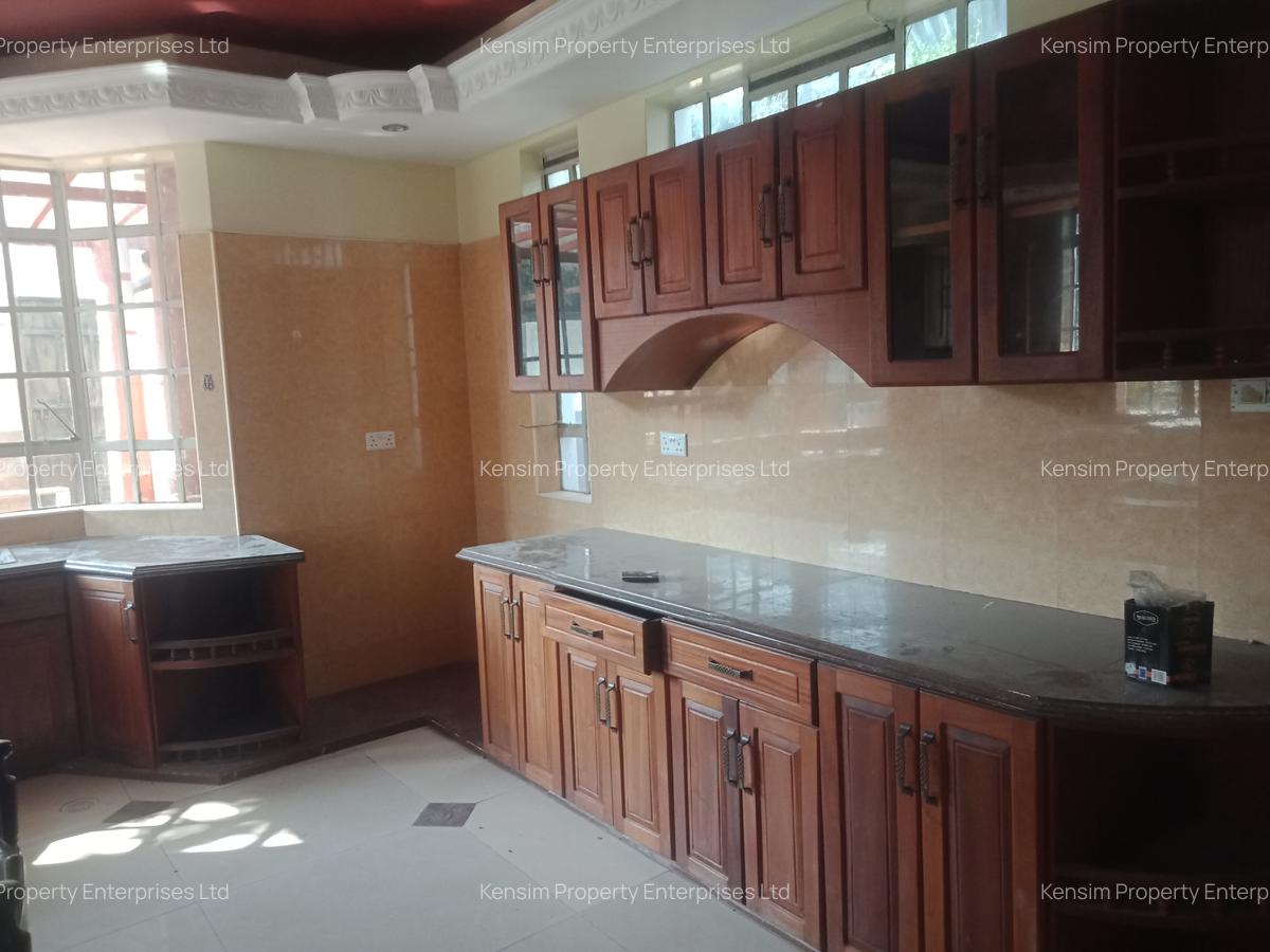 6 Bed House with En Suite in Nyari - 2