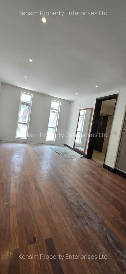 5 Bed House with En Suite in Runda - 3