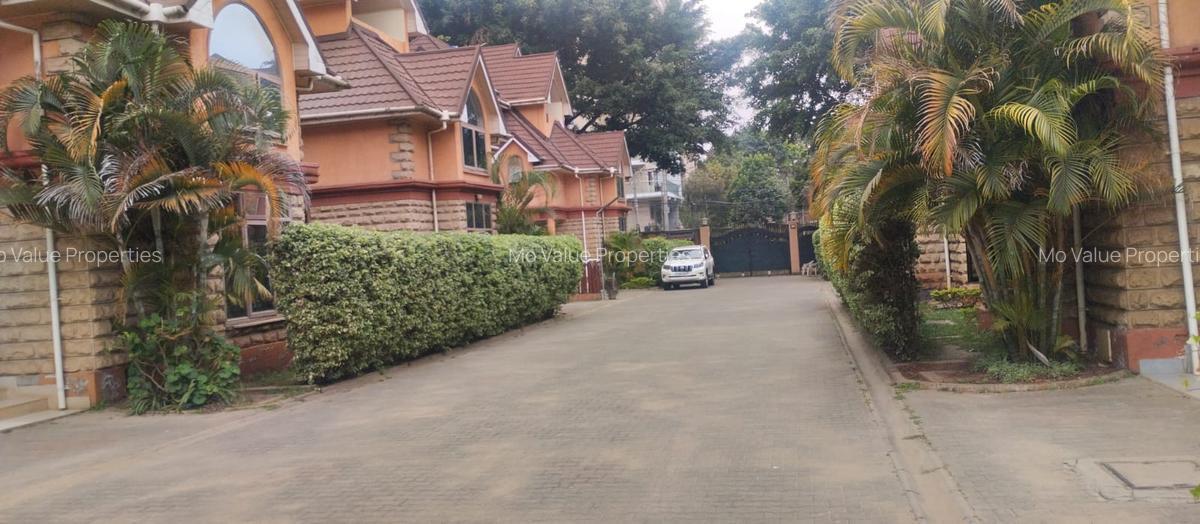 5 Bed House with En Suite in Lavington - 1