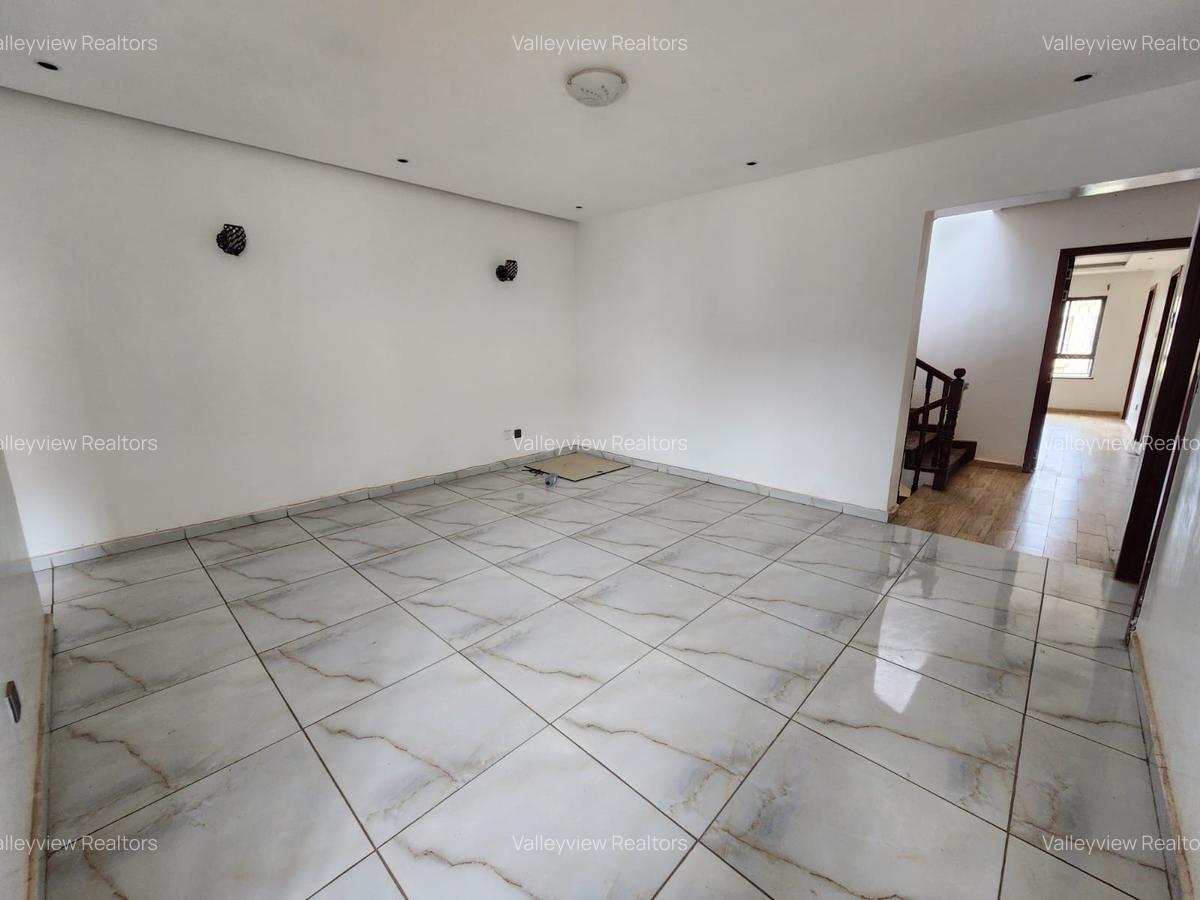 5 Bed Townhouse with En Suite at Lavington - 12