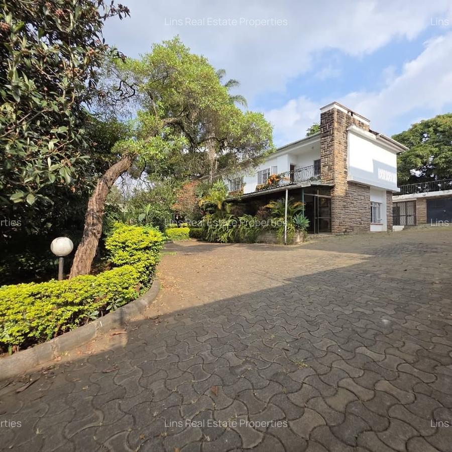 6 Bed House with En Suite in Lavington - 1