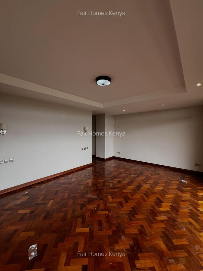 4 Bed Apartment with En Suite at Riverside Drive - 10