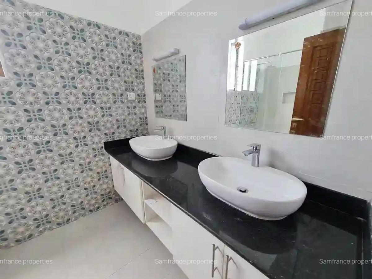 3 Bed Apartment with En Suite at Links Road - 5