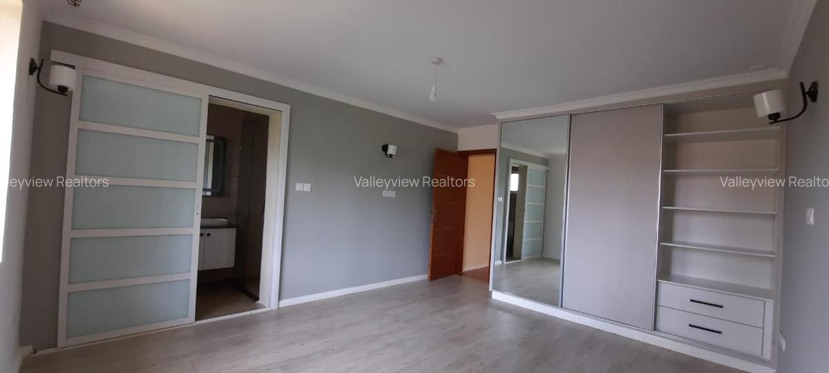 5 Bed Townhouse with En Suite at Lavington - 2