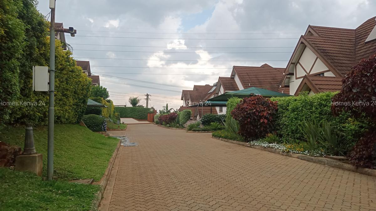 4 Bed Townhouse in Redhill - 2