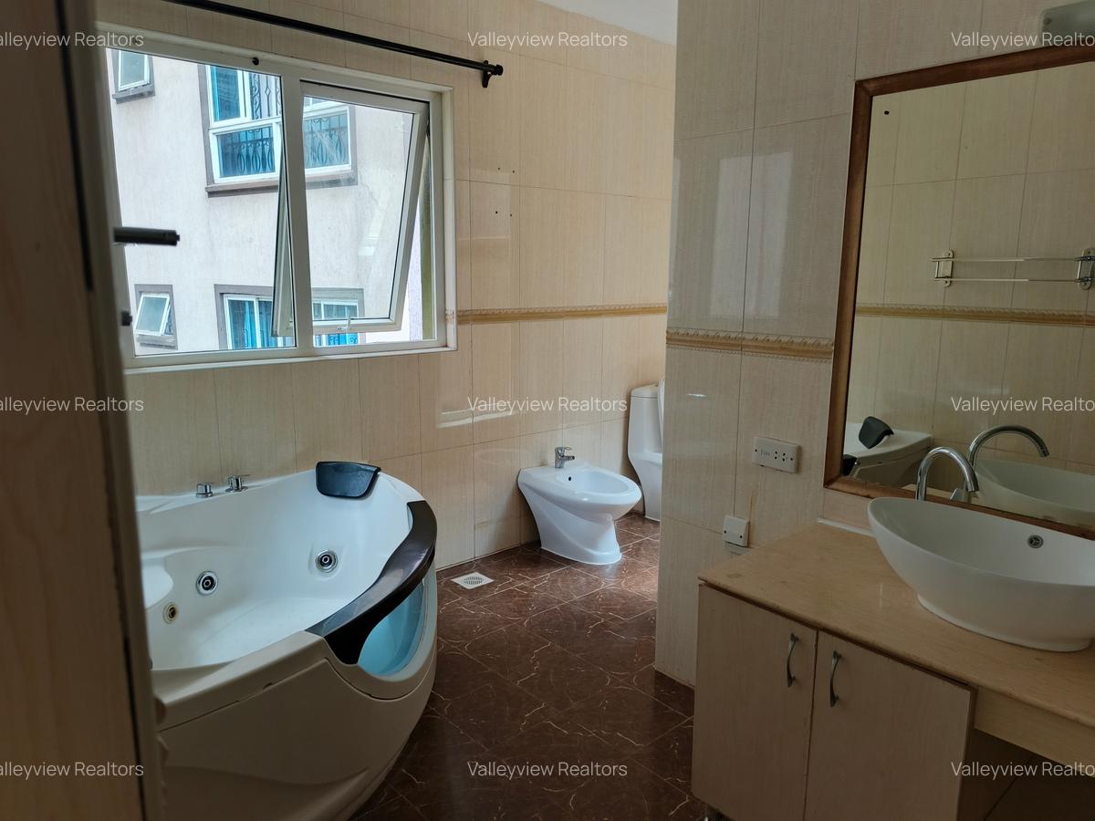 4 Bed Townhouse with En Suite at Riverside - 7
