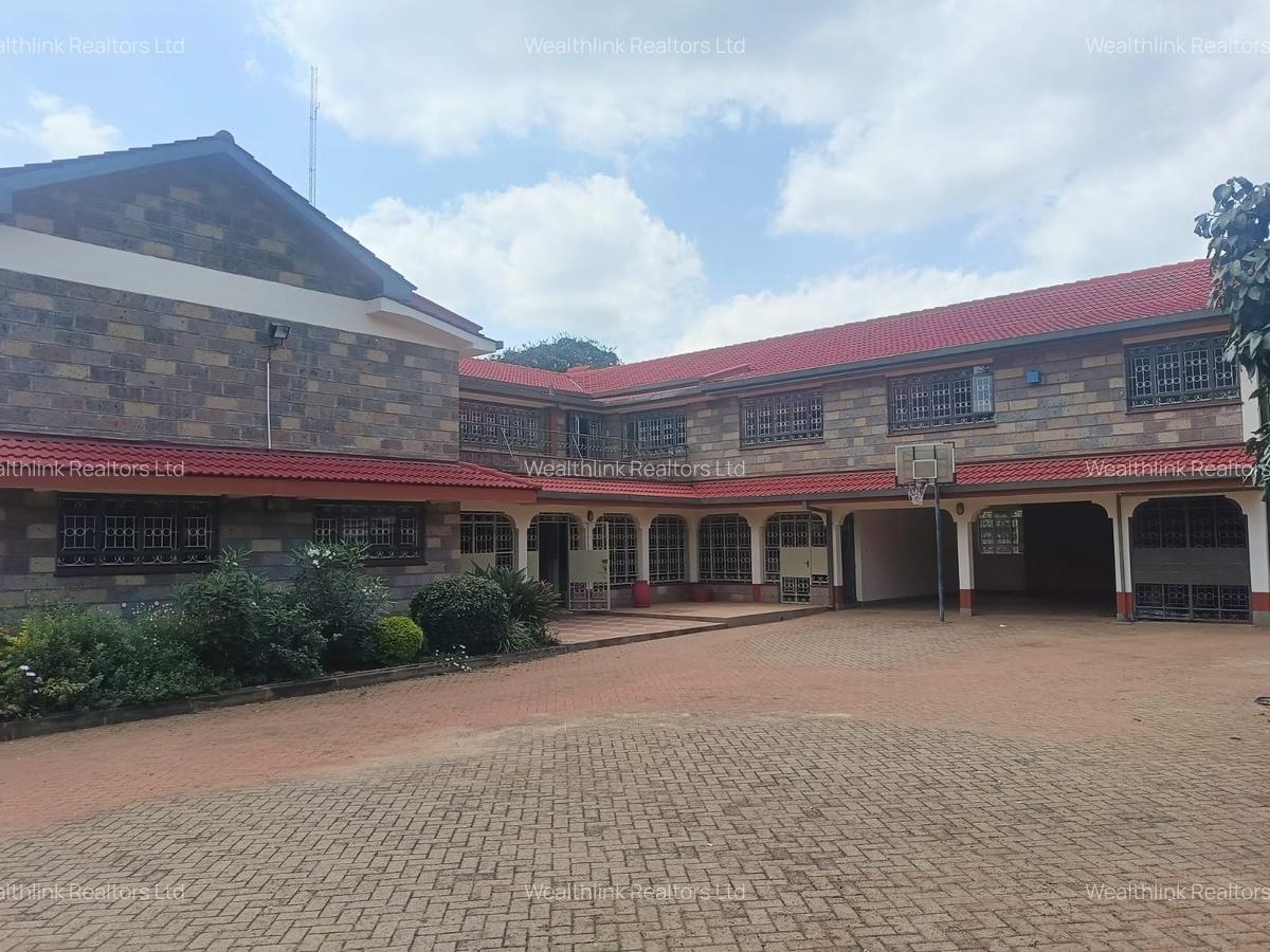 5 Bed House with En Suite at Nyari - 5
