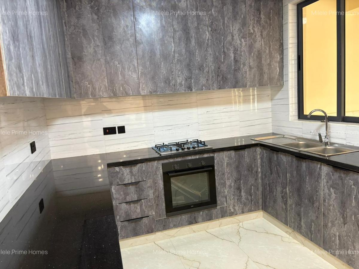 4 Bed Townhouse with En Suite in Banana - 13