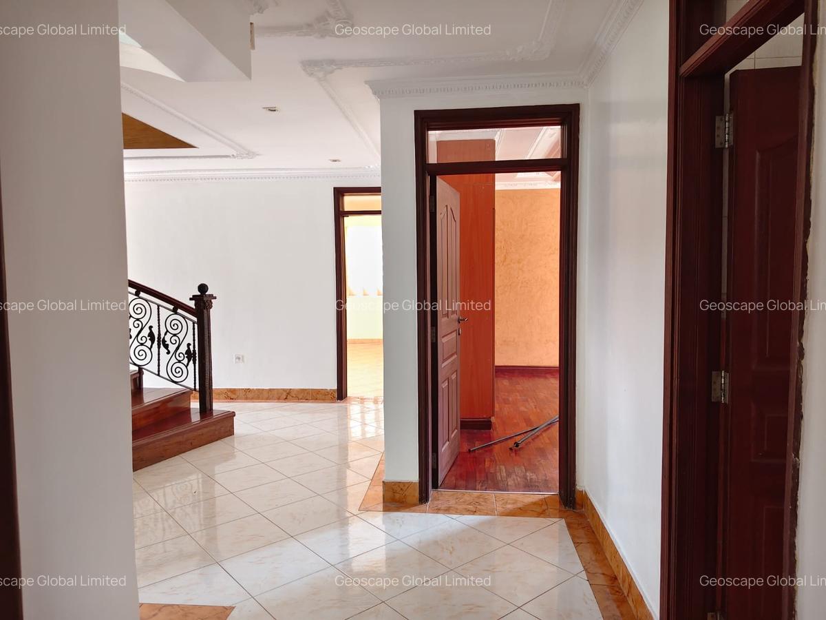5 Bed House with En Suite in Runda - 14