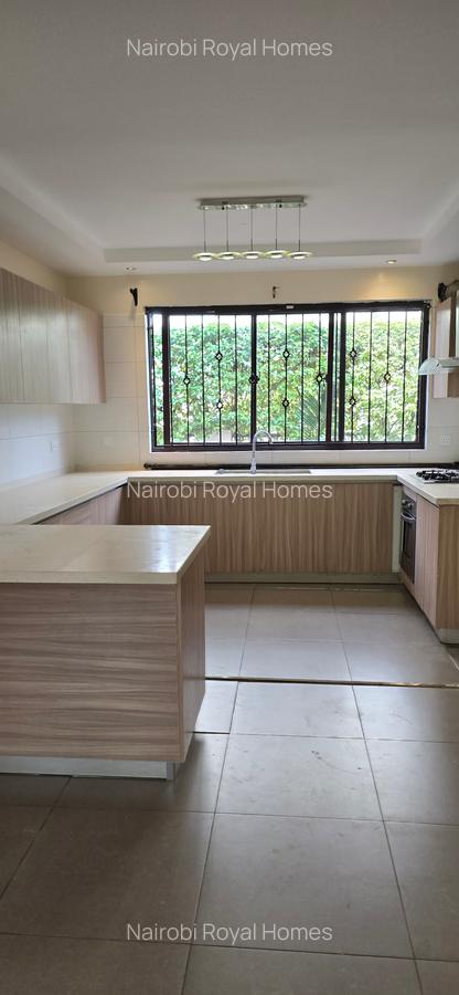 5 Bed Townhouse with En Suite at Lavington Green - 18