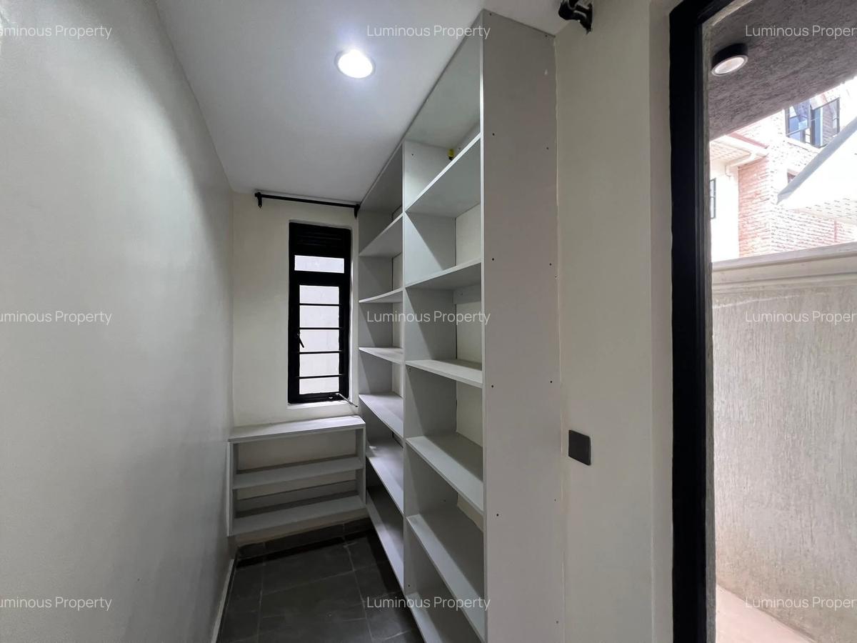 4 Bed House with En Suite at Membley - 4