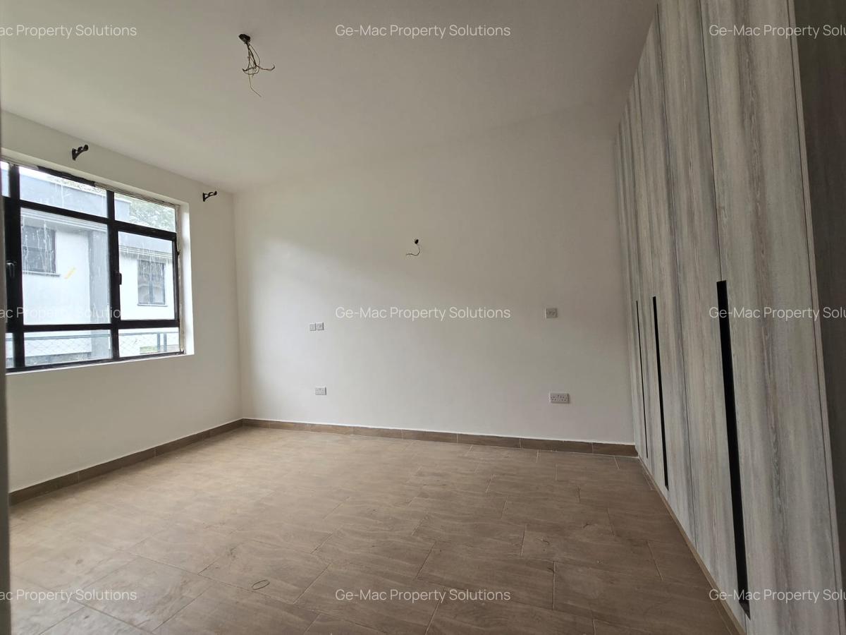 4 Bed House with En Suite in Ridgeways - 7