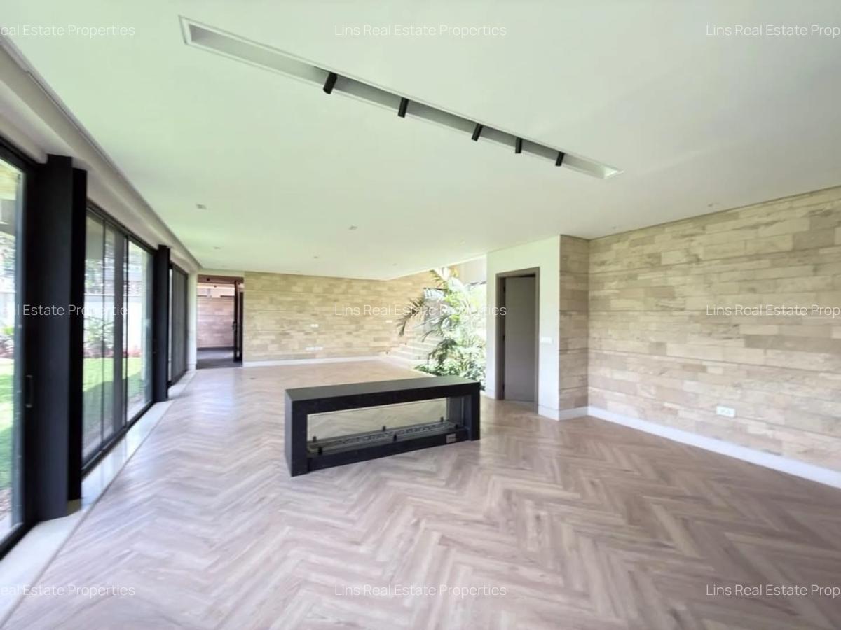 5 Bed Townhouse with En Suite in Kyuna - 3