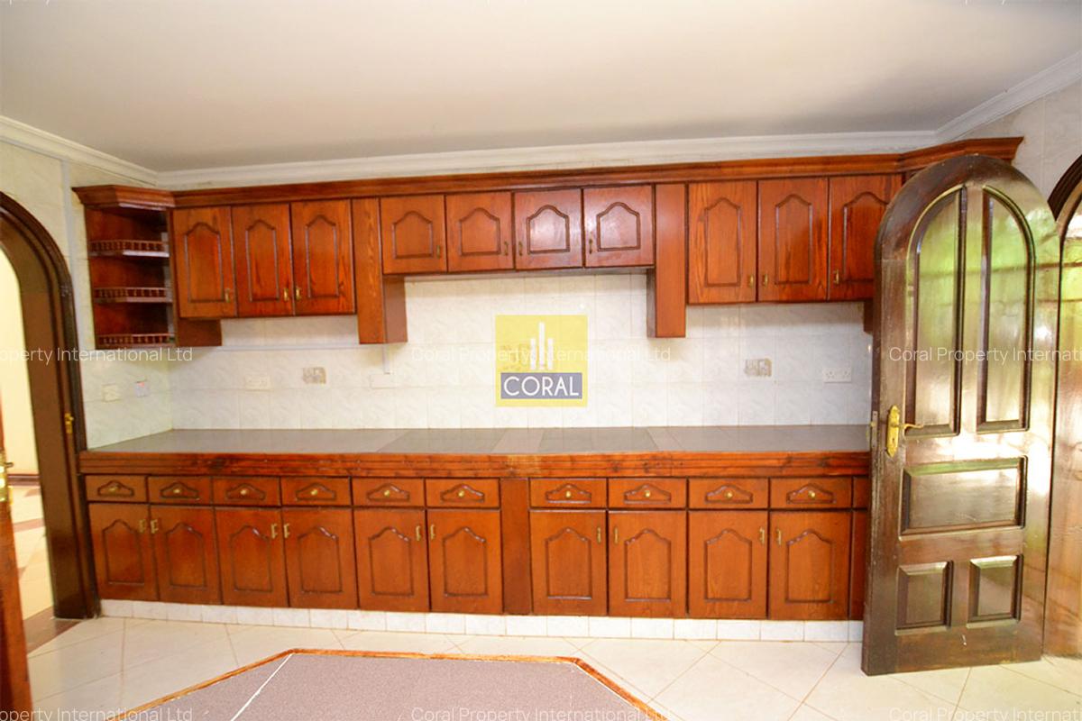 5 Bed Villa with En Suite in Riverside - 20