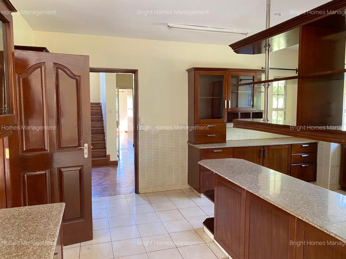 5 Bed Villa with En Suite in Rosslyn - 12