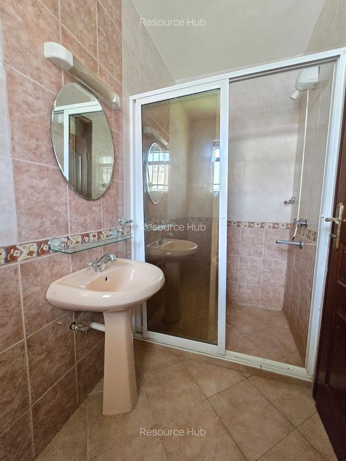 4 Bed Townhouse with En Suite at Off Brook House Drive - 18