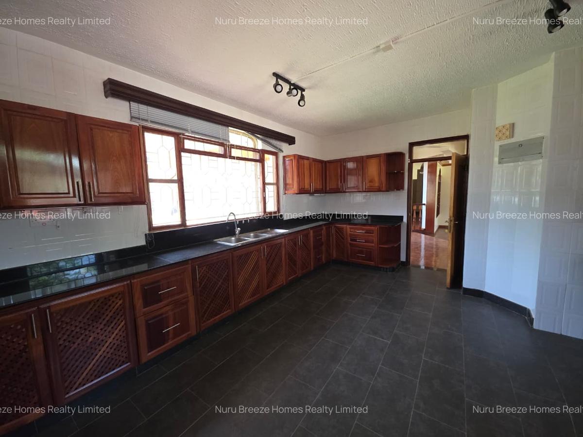 5 Bed House with En Suite in Runda - 3