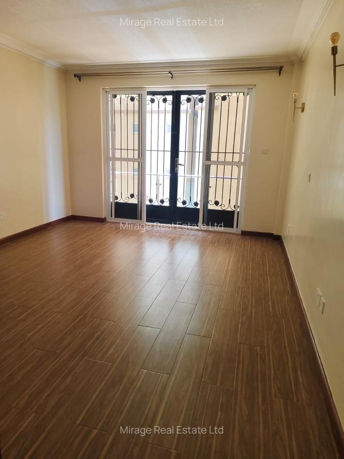 3 Bed Apartment with En Suite in Riverside - 10