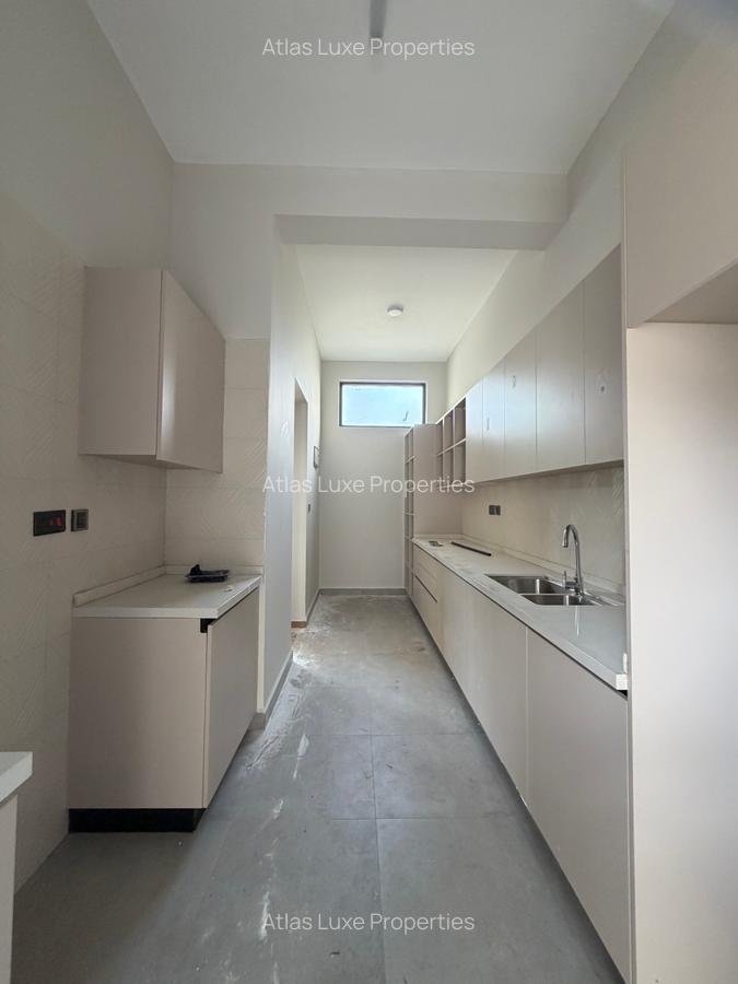 5 Bed Townhouse with En Suite at Old Runda - 17