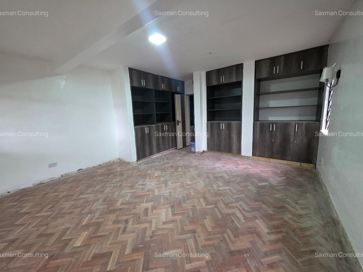 4 Bed House with En Suite in Lavington - 14