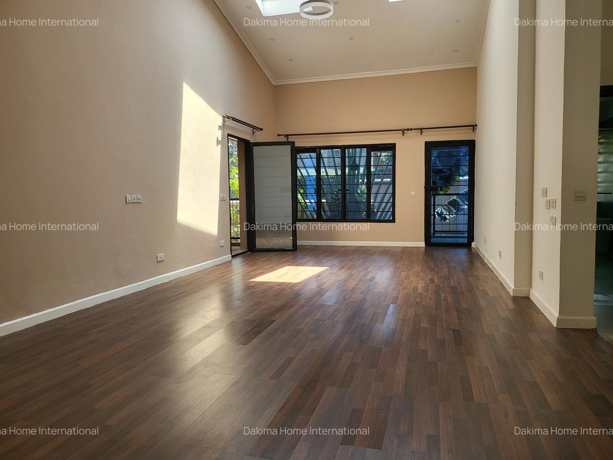 5 Bed House with En Suite in Runda - 12