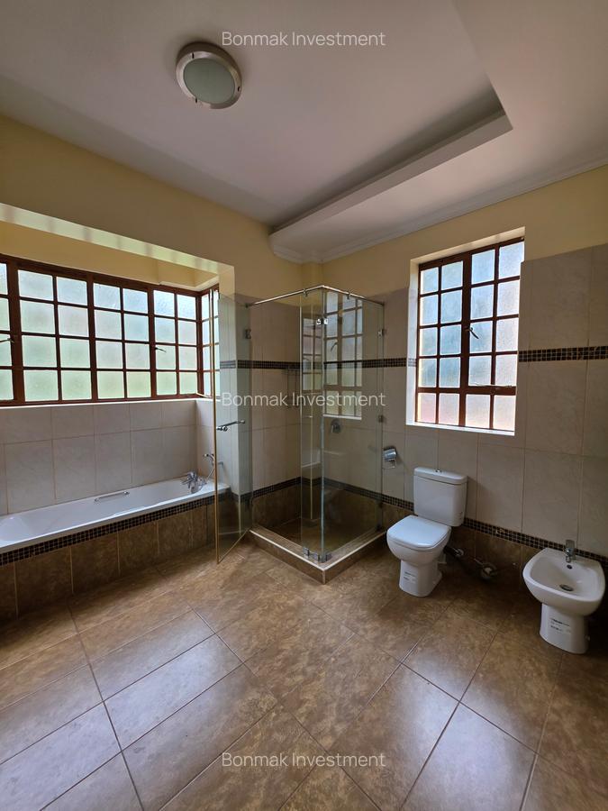4 Bed Townhouse with En Suite at Rossylin Lone Tree - 13