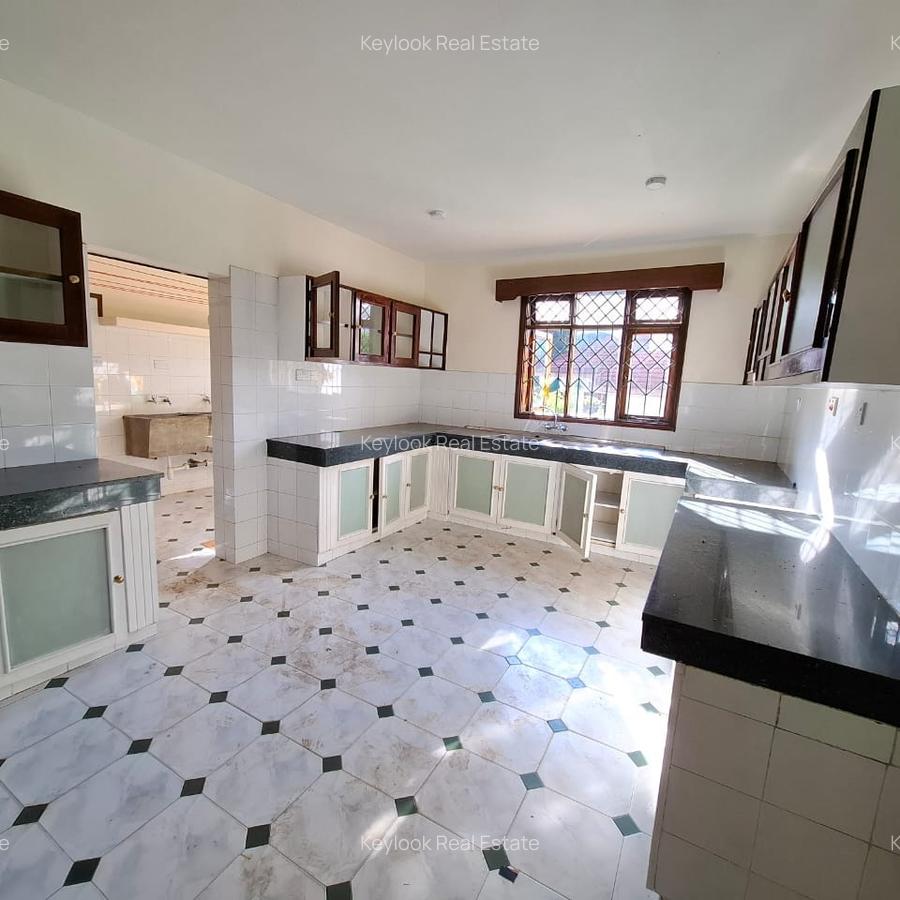 4 Bed Townhouse with En Suite at Lavington - 6
