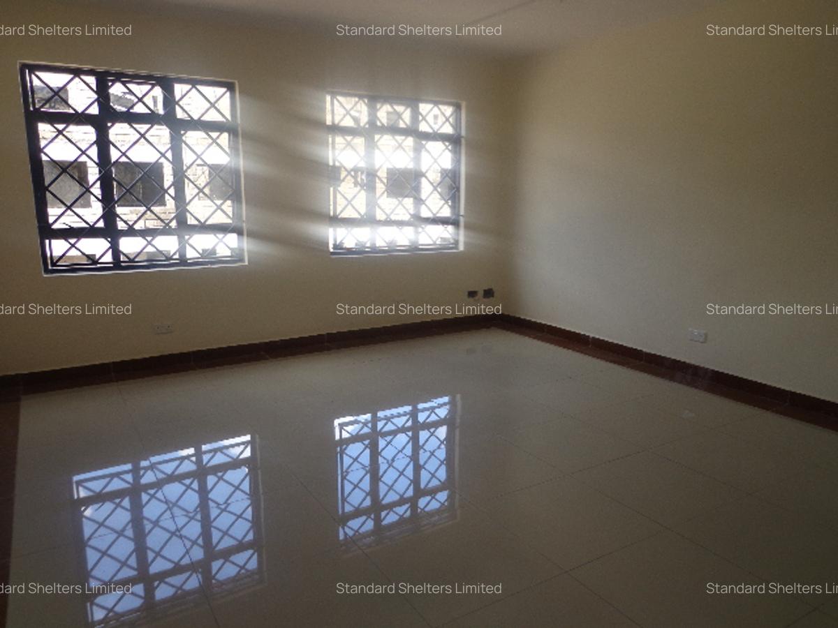 6,556 ft² Warehouse with Backup Generator in Industrial Area - 14