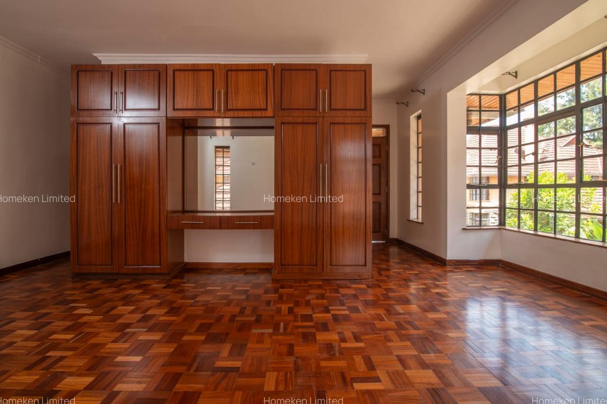 5 Bed Townhouse with En Suite at - 6