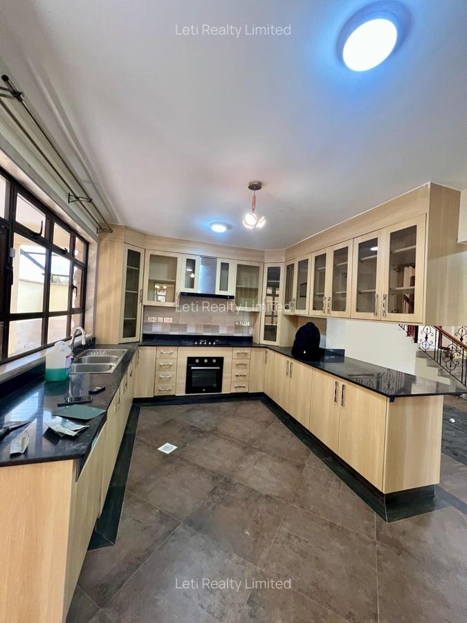 5 Bed Townhouse with En Suite in Lavington - 4