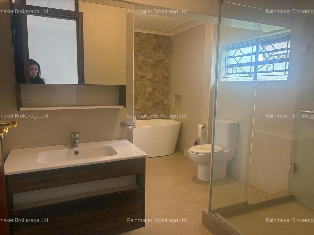 5 Bed House with En Suite at Brookside - 3