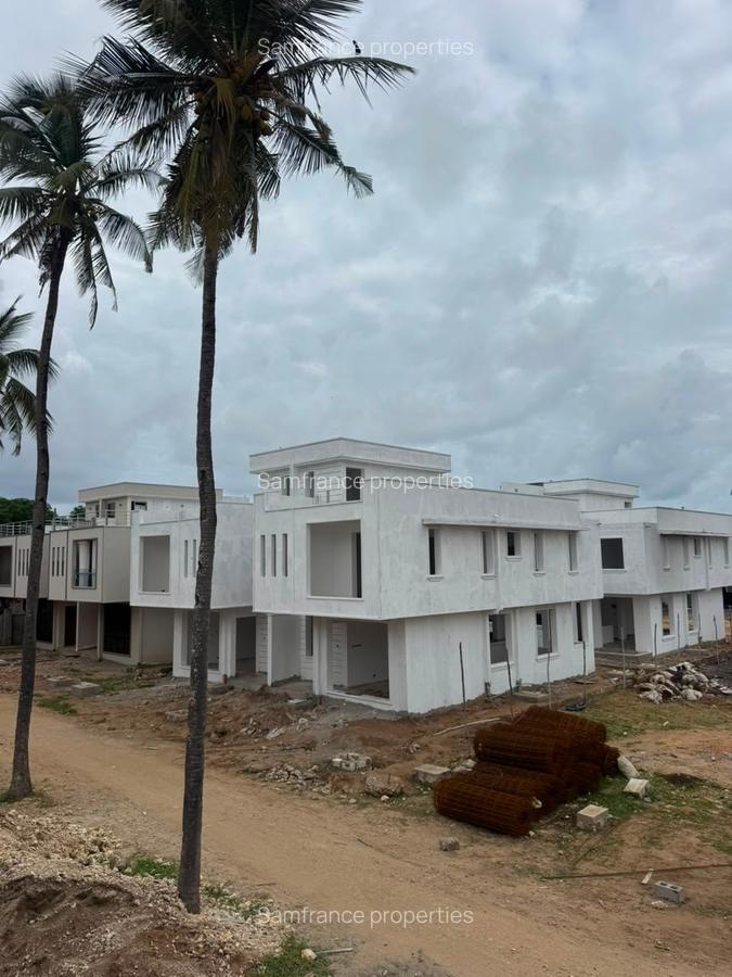3 Bed Villa with Swimming Pool at Coca-Cola - 3