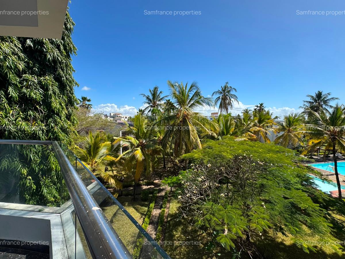 1 Bed Apartment with En Suite at 3Rd Avanue - 2