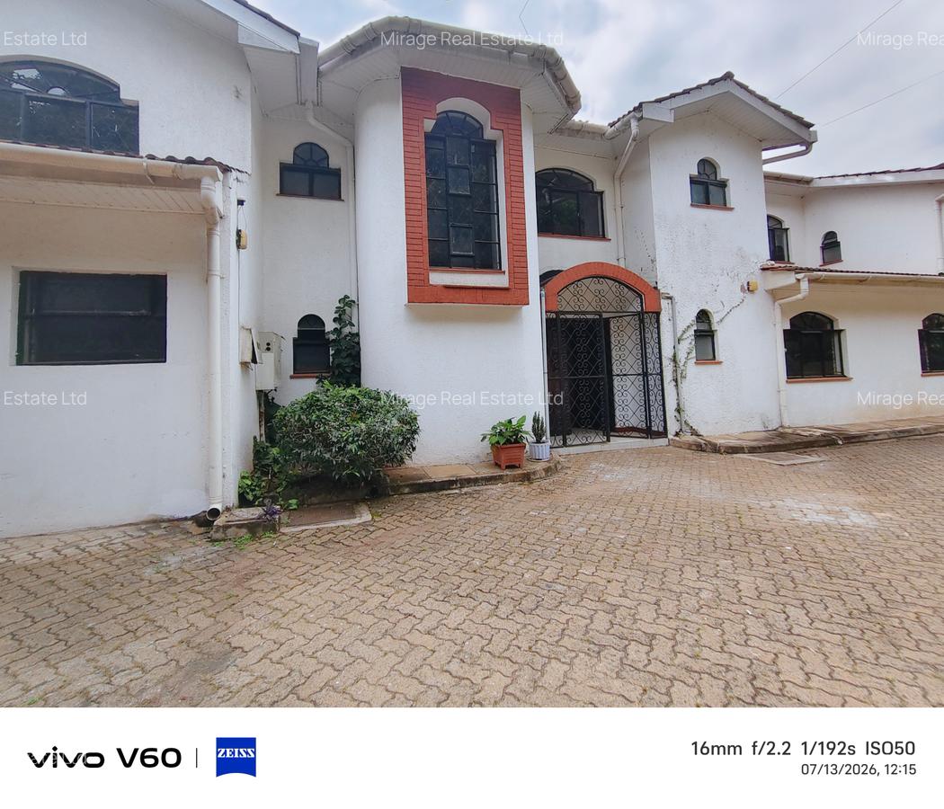 6 Bed House with En Suite in Nyari - 2