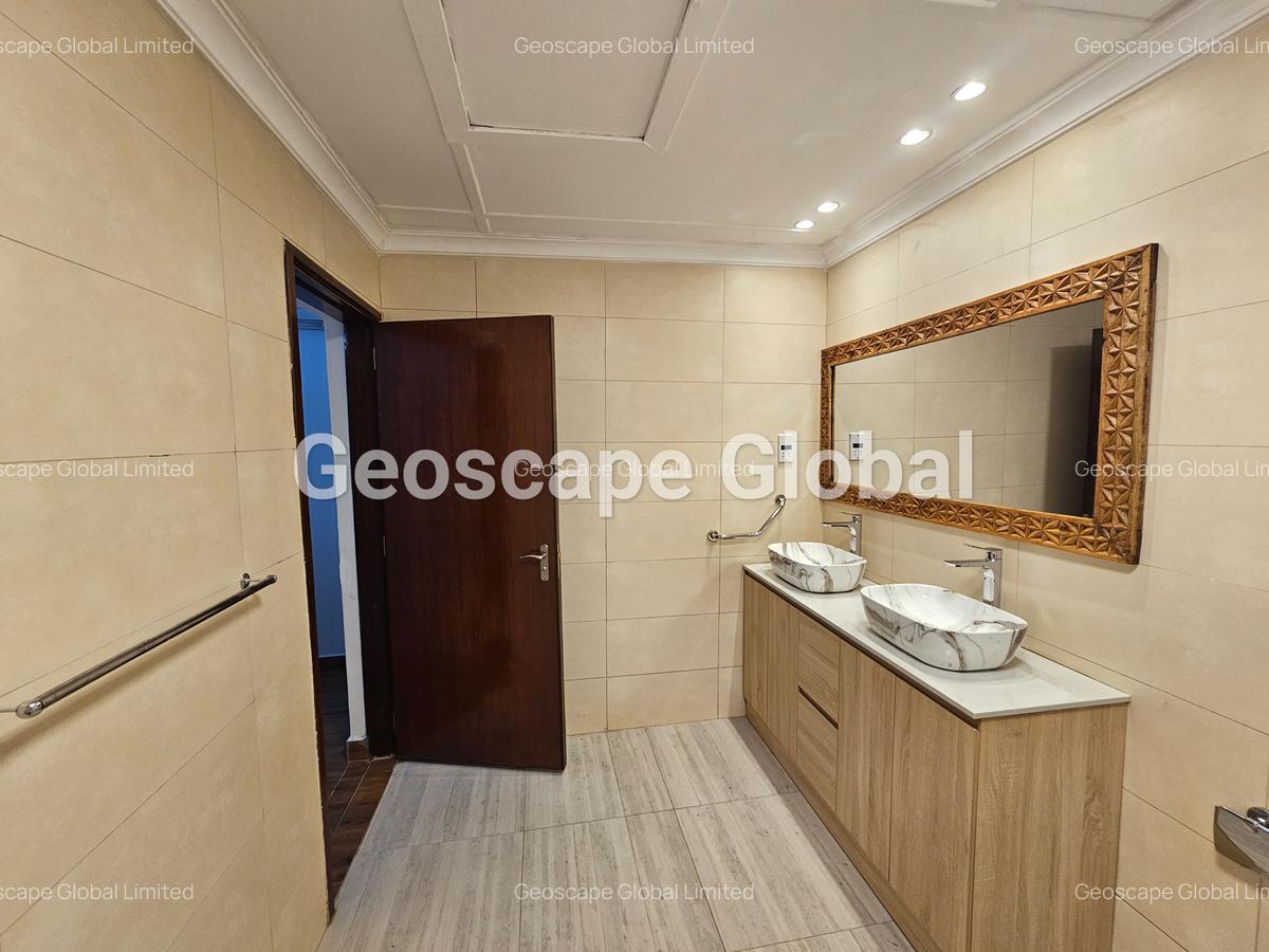 5 Bed House with En Suite in Rosslyn - 7