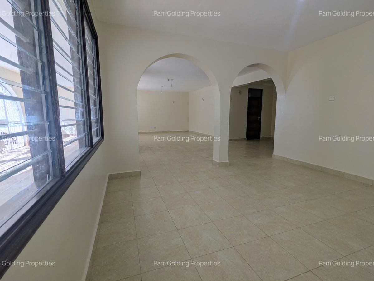 4 Bed House with En Suite at 3Rd Avenue - 4