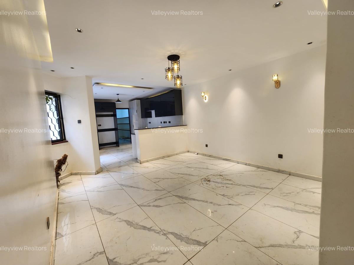 5 Bed Townhouse with En Suite at Lavington - 16