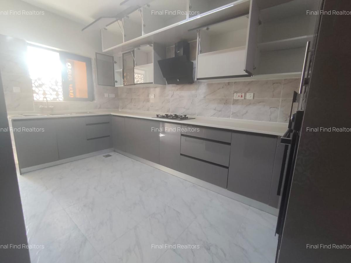 4 Bed Apartment with En Suite in Parklands - 5
