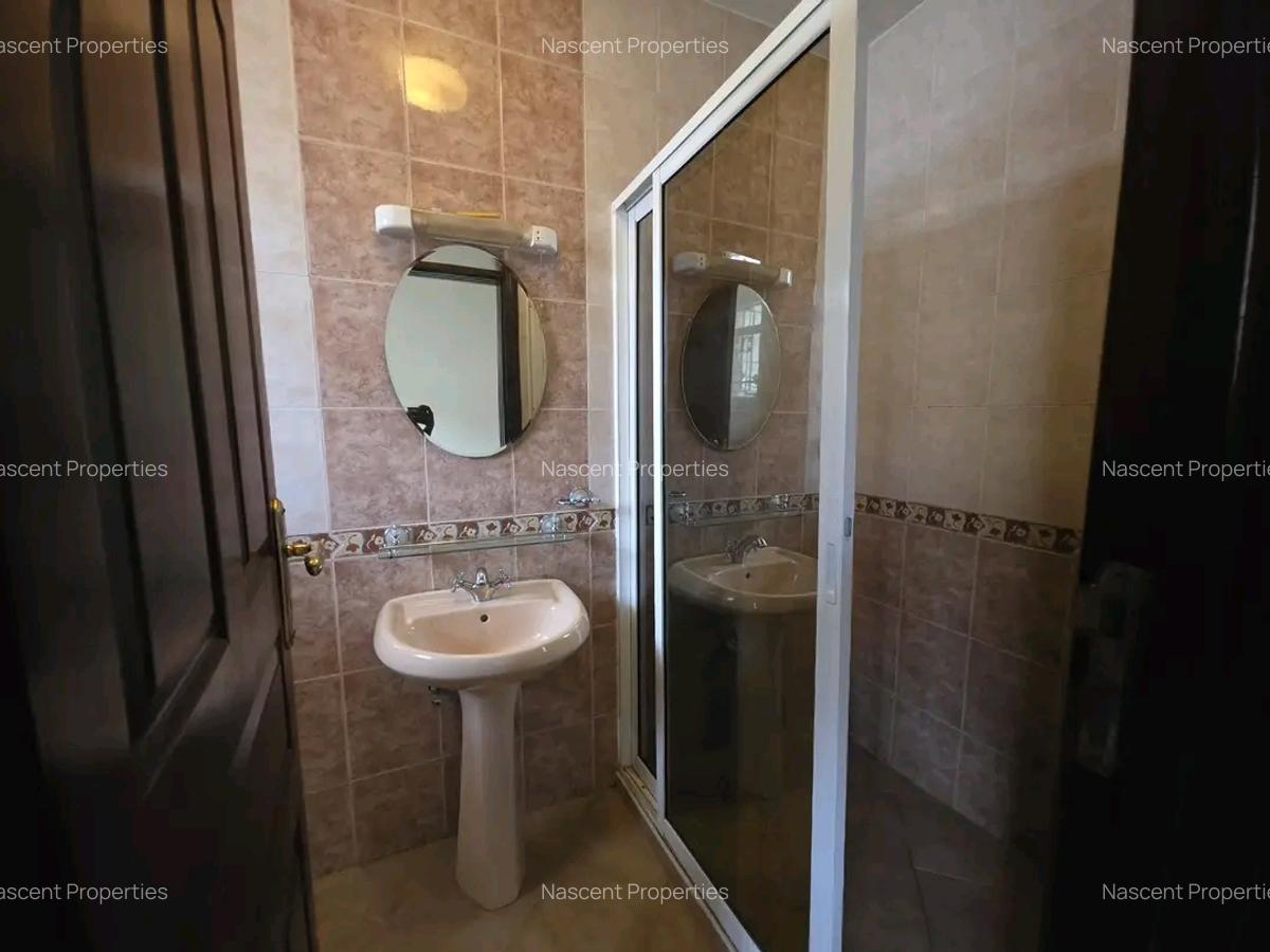4 Bed House with En Suite at Grevillea - 4