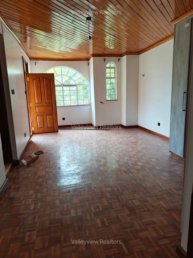 4 Bed Townhouse with En Suite at Lavington - 19