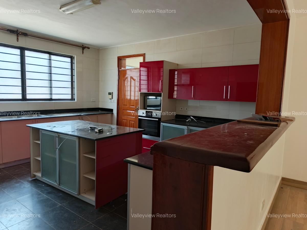 5 Bed Townhouse with En Suite at Lavington - 19