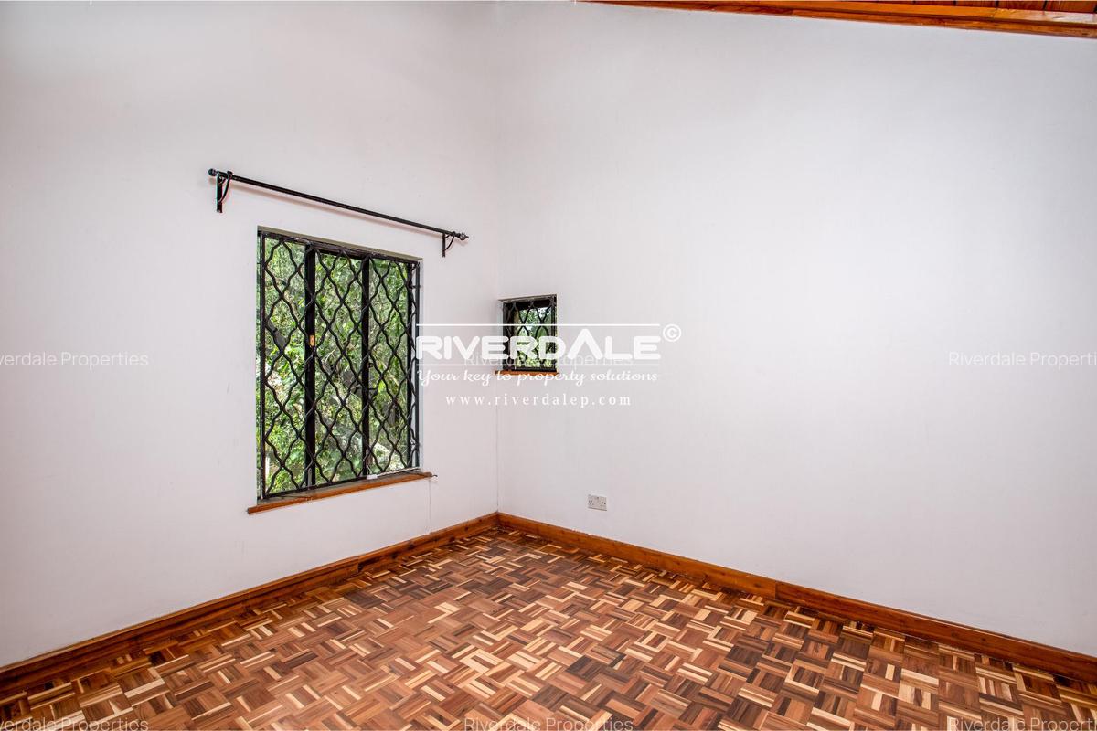 5 Bed House with En Suite in Runda - 16