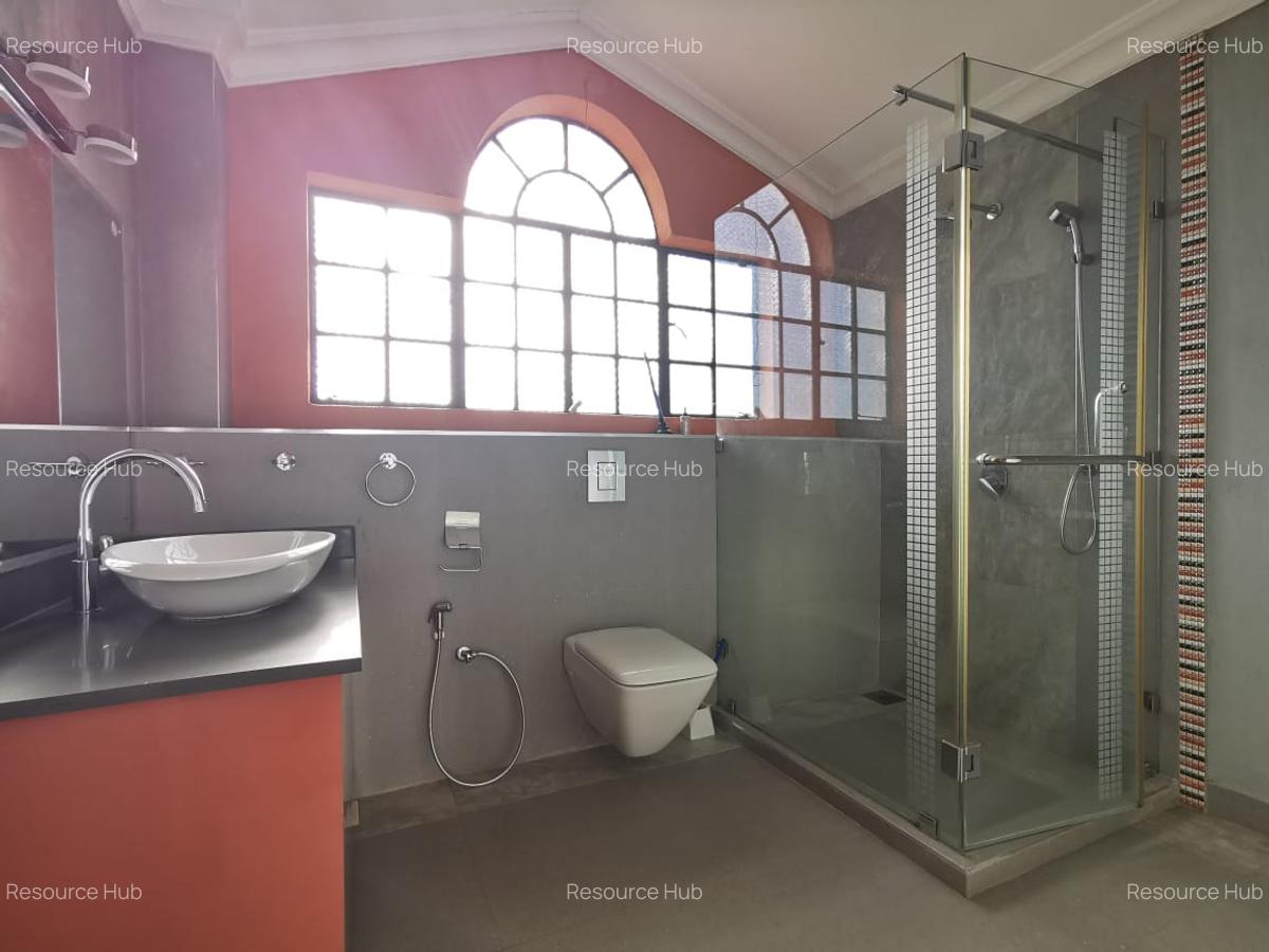 4 Bed House with En Suite at Mountain View - 17